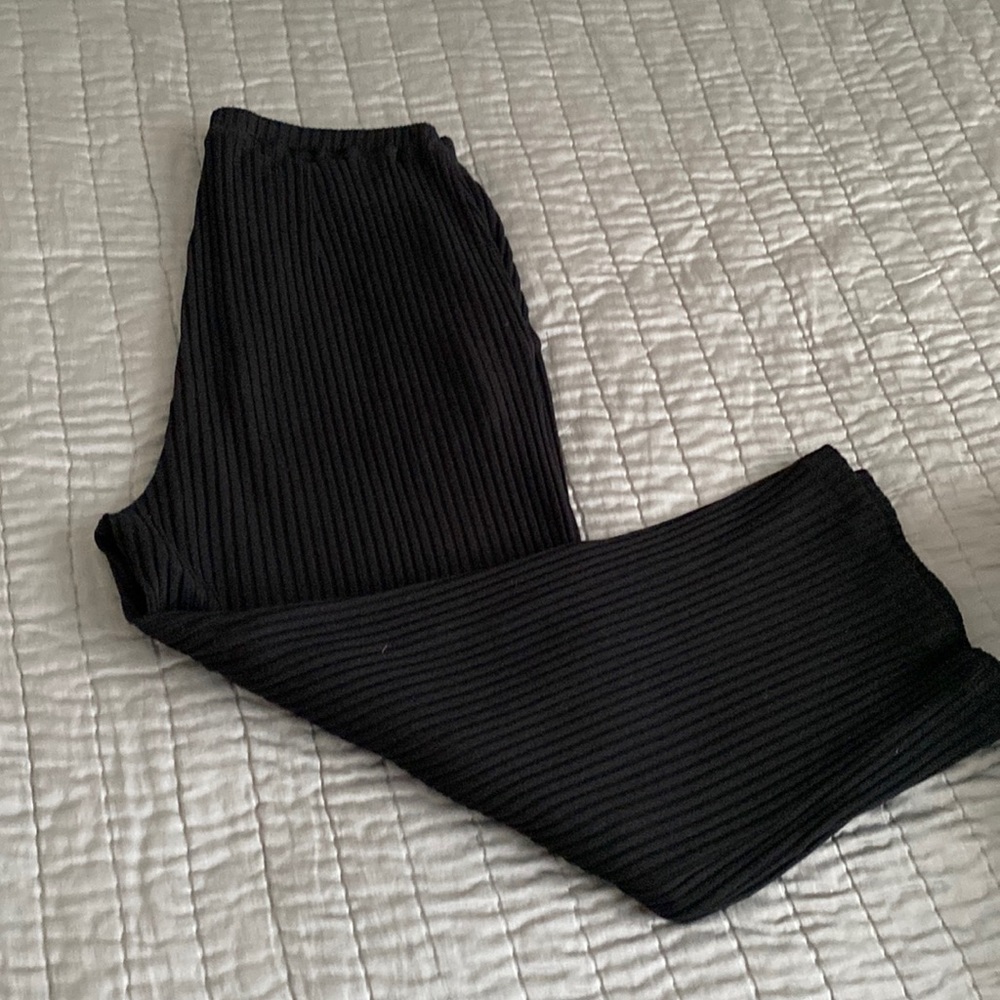 Black elastic waist Eileen Fisher capris